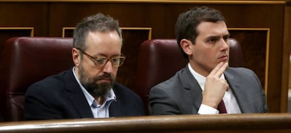 El exportavoz parlamentario de Cs, Juan Carlos Girauta, junto al exlíder de Cs, Albert Rivera, en el Congreso.