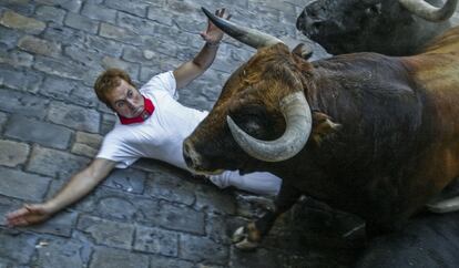 10 de julio de 2003. Un mozo es arrollado por uno de los toros de Jandilla en la calle Mercaderes, en un encierro con tres heridos por asta de toro y un fallecido.