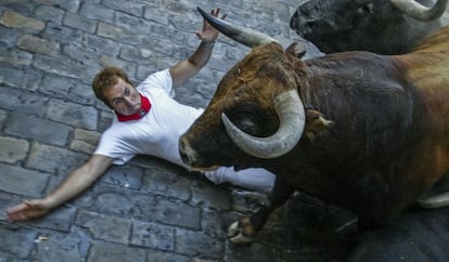 10 de julio de 2003. Un mozo es arrollado por uno de los toros de Jandilla en la calle Mercaderes, en un encierro con tres heridos por asta de toro y un fallecido.