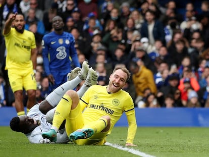 Eriksen sonríe al ver que el balón entra en la portería tras marcar el 1-2 al Chelsea.