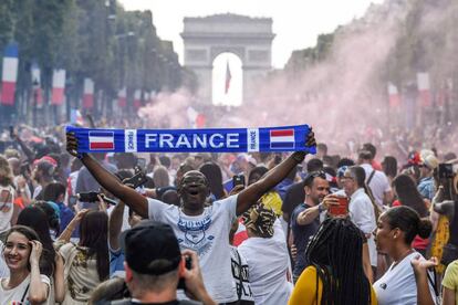 Aficionados franceses celebran la victoria en los Campos Elíseos.