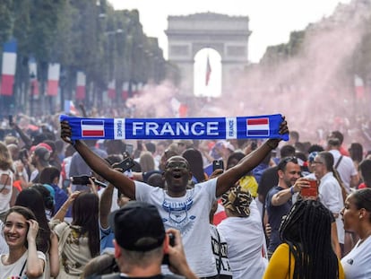 Aficionados franceses celebran la victoria en los Campos Elíseos.
