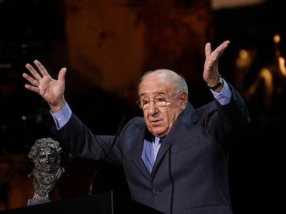 Alfredo Landa gesticula aparatosamente tras recoger su Goya de honor, el sábado por la noche.