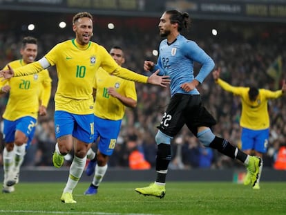 Neymar marcou, de pênalti, o gol da vitória brasileira sobre o Uruguai.