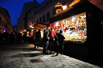 Algunos de los mercados más famosos han perdido parte de la magia, siendo recomendable acudir a otros menos conocidos. Spittelberg tiene el encanto de un pequeño pueblo, aunque se encuentra a escasos cinco minutos a pie del primer distrito. Este mercado se caracteriza por su escasa afluencia de turistas y por la fusión de la tradición con nuevas influencias multiculturales.