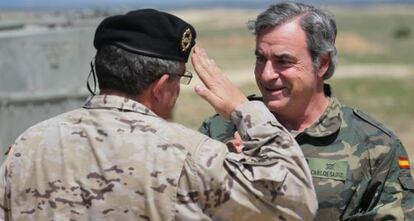 El general José Conde le coloca la galleta de soldado de Infantería a Carlos Sainz.