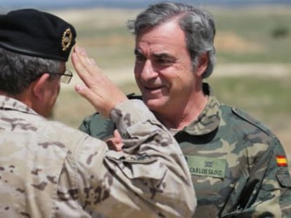 El general José Conde le coloca la galleta de soldado de Infantería a Carlos Sainz.