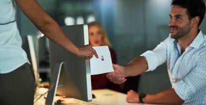 Algunas empresas han tratado de atajar la interferencia de las relaciones personales en el trabajo imponiendo estrictas normas.