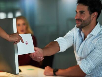 Algunas empresas han tratado de atajar la interferencia de las relaciones personales en el trabajo imponiendo estrictas normas.