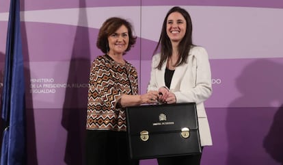 La vicepresidenta primera del Gobierno, Carmen Calvo, hace entrega a la ministra Irene Montero la cartera de Igualdad en enero de 2020.