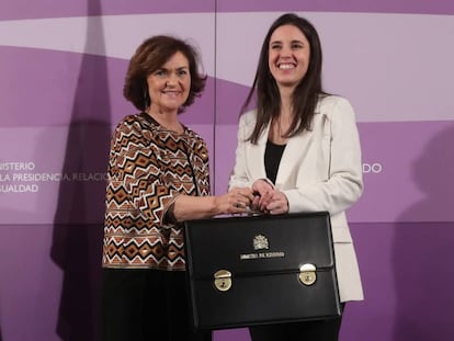 La vicepresidenta primera del Gobierno, Carmen Calvo, hace entrega a la ministra Irene Montero la cartera de Igualdad en enero de 2020.