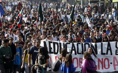 Protesto de estudantes chilenos pede a reforma educacional.