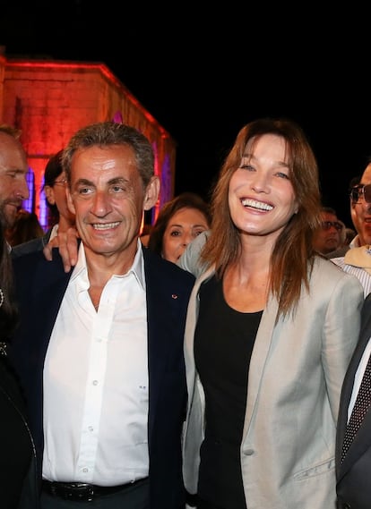 Sarkozy y Carla Bruni. La cantante y modelo se convirtió en la esposa del expresidente francés en 2008, un año después de conocerse en una cena del publicista Jacques Séguéla en las afueras de París. “Hoy puedo decir que el flechazo existe”, asegura Sarkozy en su nuevo libro, ‘Passions’. Una semana después de conocerla, le pidió matrimonio: “Ella tuvo la amabilidad de no tomarme por loco”. Giulia, su hija en común, nació en 2011. 