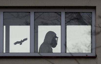 Un trabajador sanitario camina en la sala de infecciosos del hospital Bulovka en Praga, República Checa.