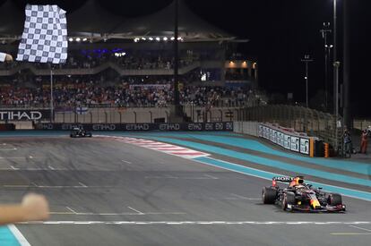 Momento en el que el piloto de Red Bull entra en meta por delante del corredor de Mercedes.
