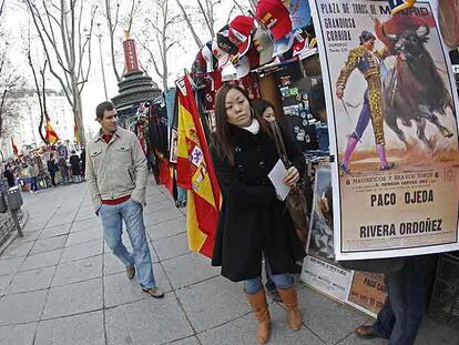 Puestos de <i>souvenirs</i> en el paseo del Prado a la altura de la plaza de Neptuno.