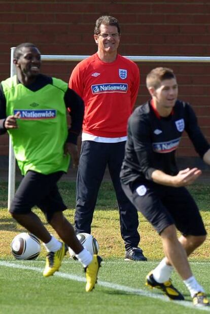 Capello, tras Wright-Philips y Gerrard, en un entrenamiento.