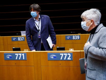 Los eurodiputados Clara Ponsatí y Carles Puigdemont, en el Parlamento Europeo el lunes.