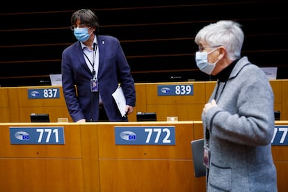 European deputies Carles Puigdemont and Clara Ponsatí in the European Parliament on Monday.