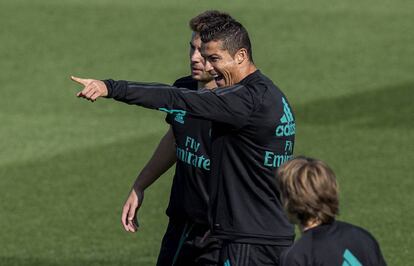 Cristiano bromea en el entrenamiento de este martes. 