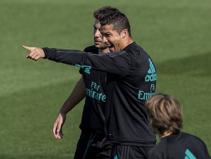 Cristiano bromea en el entrenamiento de este martes. 