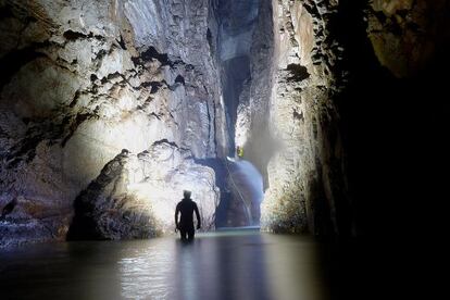 Espeleología en el río submarino de la cueva de Valporquero (León).