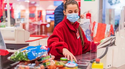 Una trabajadora de un hipermercado de Alcampo