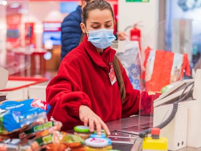 Una trabajadora de un hipermercado de Alcampo