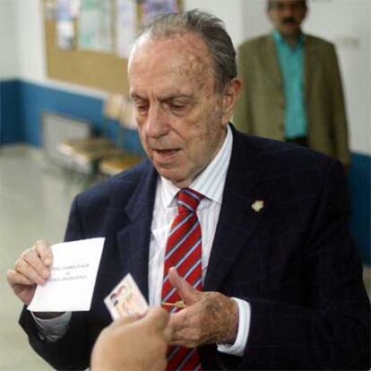Manuel Fraga vota en Vilalba (Lugo), su localidad natal.