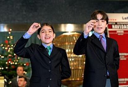 Dos niños de San Ildefonso, durante el último sorteo de la Lotería de Navidad.