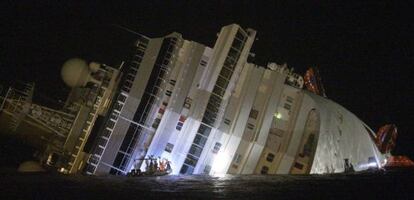 Una lancha de rescate se acerca al Costa Concordia.