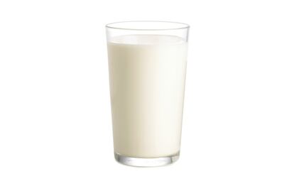 <p>¿Es usted de los que se traga una guindilla y, acto seguido, se bebe hasta el agua de los floreros? Error. Haga como los indios y tenga a mano un vaso de leche de vaca o de yogur bebible, también de vaca. O de oveja. O de burra; vamos, de origen animal. Desde la American Chemical Society explican que <a href="https://www.acs.org/content/acs/en/education/resources/highschool/chemmatters/past-issues/archive-2013-2014/peppers.html" rel="nofollow" target="_blank">la clave está en la caseína, una proteína característica de los lácteos animales capaz de desintegrar la capsaicina</a>. Un trozo de pan también ayudará, debido a su estructura molecular no polar, análoga a la de la capsaicina. Otra opción es levantarse de la mesa hacia el aseo y <a href="https://www.ncbi.nlm.nih.gov/pubmed/2385629" rel="nofollow" target="_blank">hacer gárgaras</a>. </p>