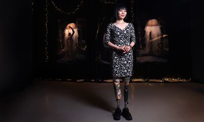 La artista japonesa Mari Katayama, en la exposición 'Loving the Alien', en la Casa Encendida, en Madrid.