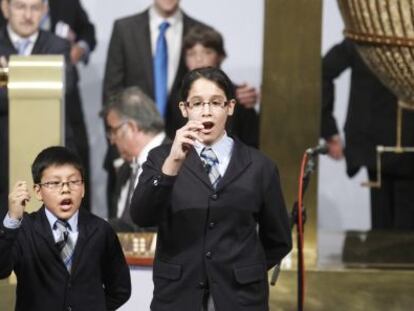 Los ni&ntilde;os de San Ildefonso cantan uno de los premios de la loter&iacute;a de Navidad.