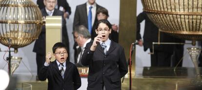 Los ni&ntilde;os de San Ildefonso cantan uno de los premios de la loter&iacute;a de Navidad.