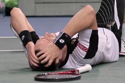 Robin Soderling celebra su triunfo en el Masters de París.