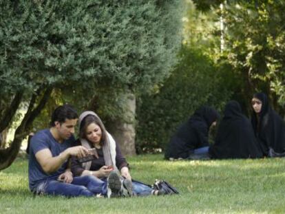 Una pareja en el parque Laleh de Teher&aacute;n.