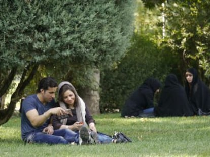 Um casal no parque Laleh de Teerã.