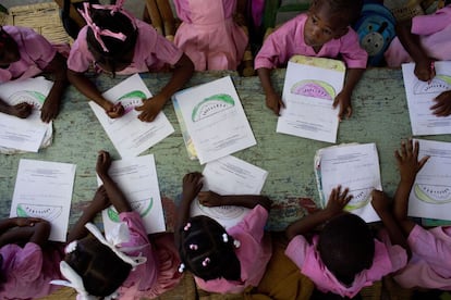 Estudiantes de preescolar colorean el dibujo de una sandía en la Escuela Evangélica Bethesda en Canaán, Haití . Muchos de ellos nacieron poco después de la fundación de Canaán.