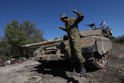 Un soldado israelí salta de un tanque posicionado cerca de la frontera con el Líbano, este sábado. 