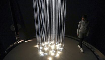 67 filamentos de luz en homenaje a las v&iacute;ctimas del atentado de Hipercor en la exposici&oacute;n de la Fabra i Coats. 