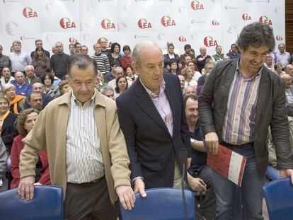 Carlos Garaikoetxea, entre Manuel Ibarrondo y Pello Urizar