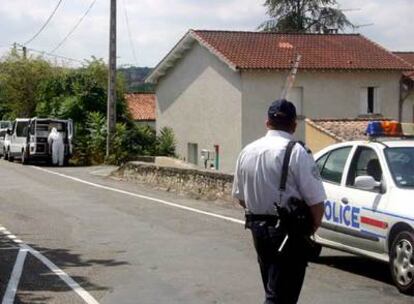 La policía francesa analiza la casa de Cahors en la que fueron detenidos los presuntos etarras.