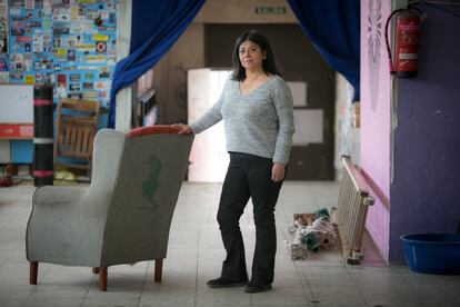 Elsa Riquelme, negociadora voluntaria de la Asamblea de Vivienda de Carabanchel en el espacio donde se reúne con los afectados.