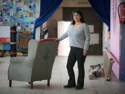 Elsa Riquelme, negociadora voluntaria de la Asamblea de Vivienda de Carabanchel en el espacio donde se reúne con los afectados.