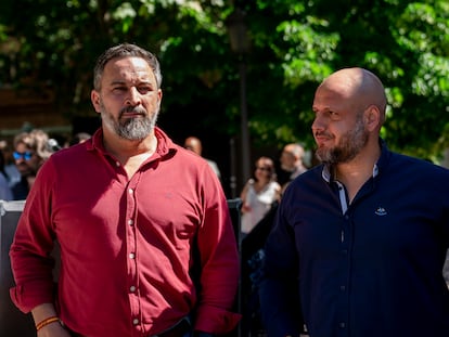 El líder de VOX, Santiago Abascal, a la izquierda, con el secretario general de Solidaridad, Rodrigo Alonso, durante el mitin de este 1 de mayo en Madrid.