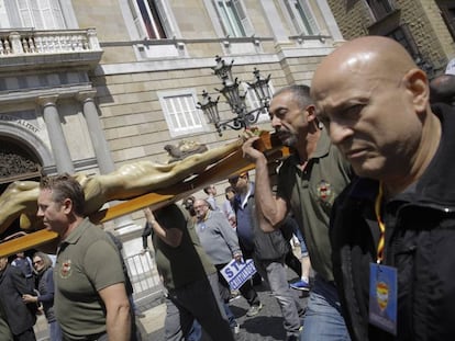 Membres dels legionaris portant a Crist davant la Generalitat