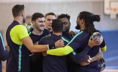 Los jugadores del Barcelona, durante un entrenamiento.