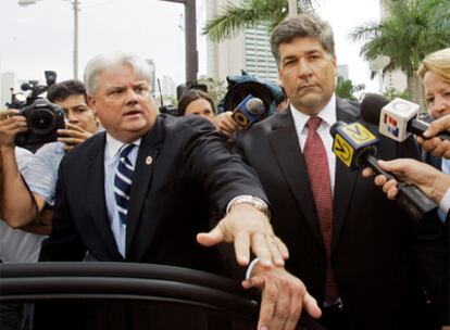 El empresario Guido Antonini, acosado por periodistas a la salida de la corte federal de Miami en 2008.