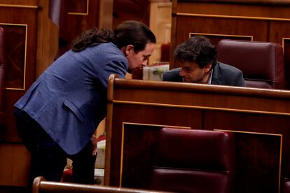 El vicepresidente Pablo Iglesias conversa con el diputado de Unidas Podemos Jaume Asens durante el pleno del Congreso del pasado miércoles.